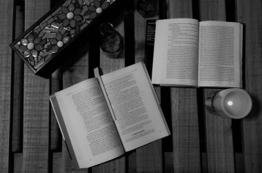 Dos libros en blanco y zenci.