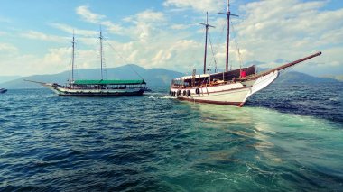 Dos barcos de turistas en el mar de Angra dos Reis.
