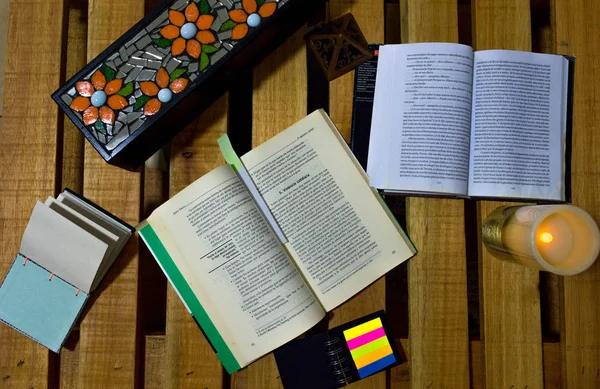 Dos Libros Interesantes Sobre Una Mesa Pallets — Foto Stock