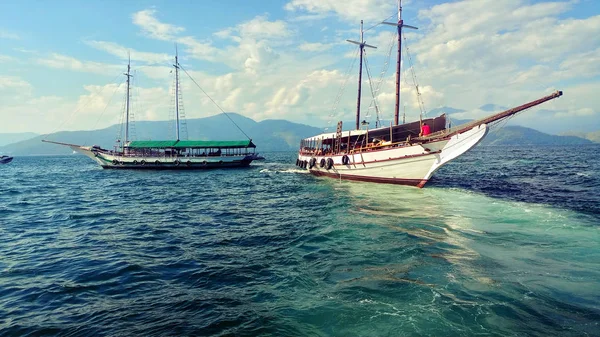 Dos barcos de turistas en el mar de Angra dos Reis.