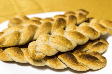 Bir örgü şeklinde ev yapımı kepekli ekmek