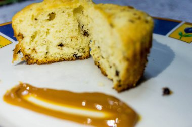 Dulce de leche eşliğinde çikolata parçaları ile Mermer muffins.