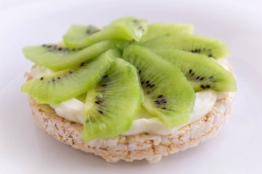 Hafif krem peynir ve kivi ile Pirinç kraker.