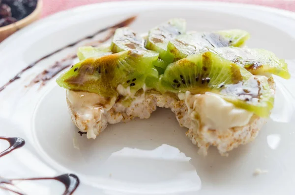 Cracker Riso Con Crema Formaggio Leggero Kiwi — Foto Stock