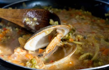 Deniz meyvelerinden risotto. Nefis yemek Hazırlanmasında.