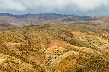 Salta, Arjantin'de bulutların tren manzarası. Kurak ve kurak manzara.