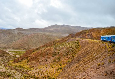 Salta, Arjantin'de bulutların tren manzarası. Kurak ve kurak manzara.