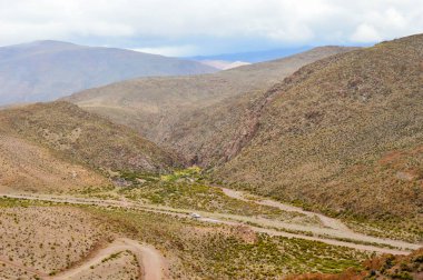 Salta, Arjantin'de bulutların tren manzarası. Kurak ve kurak manzara.