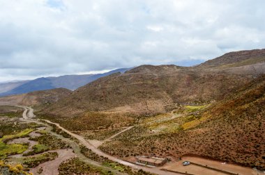 Salta, Arjantin'de bulutların tren manzarası. Kurak ve kurak manzara.
