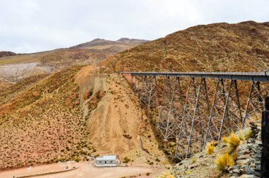 Salta, Arjantin'de bulutların tren manzarası. Kurak ve kurak manzara.