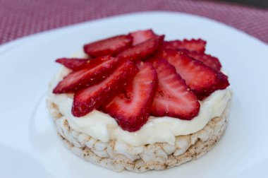 Krema ve çilek ile Pirinç bisküvi.