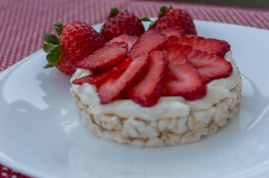 Krema ve çilek ile Pirinç bisküvi.