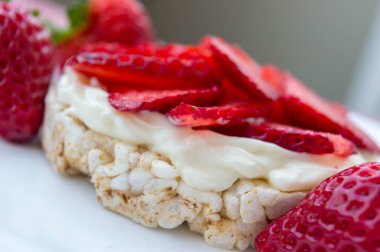 Krema ve çilek ile Pirinç bisküvi.