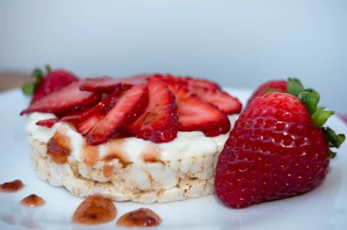 Krema ve çilek ile Pirinç bisküvi.