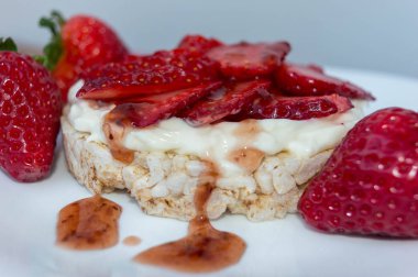 Krema ve çilek ile Pirinç bisküvi.