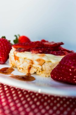 Krema ve çilek ile Pirinç bisküvi.