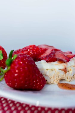 Krema ve çilek ile Pirinç bisküvi.