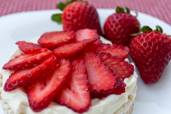 Krema ve çilek ile Pirinç bisküvi.