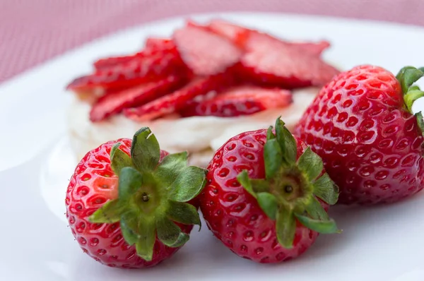 Krema ve çilek ile Pirinç bisküvi.