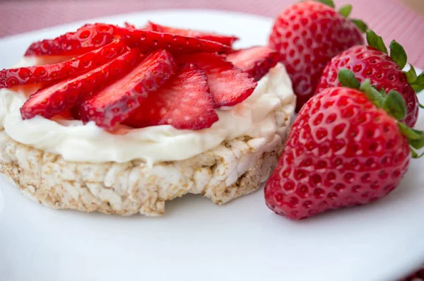 Krema ve çilek ile Pirinç bisküvi.