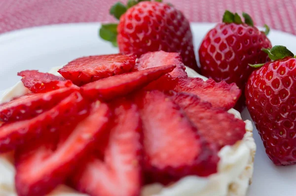 Krema ve çilek ile Pirinç bisküvi.