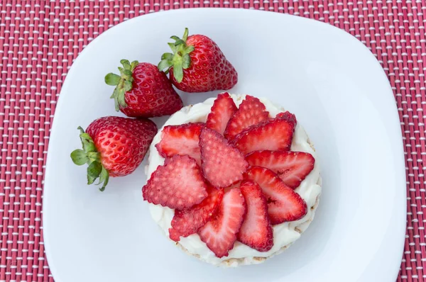 Krema ve çilek ile Pirinç bisküvi.