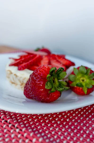 Krema ve çilek ile Pirinç bisküvi.