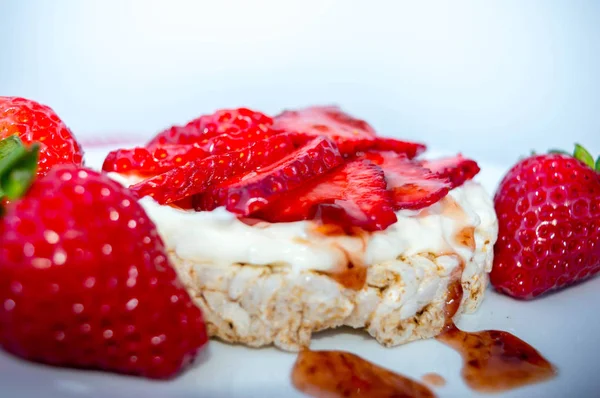 Krema ve çilek ile Pirinç bisküvi.