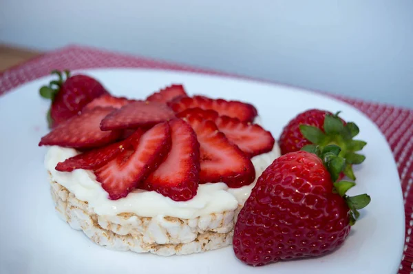 Galleta Arroz Con Crema Fresas Imagen de stock