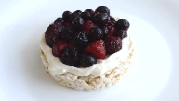 Galleta Arroz Con Crema Bayas — Vídeos de Stock