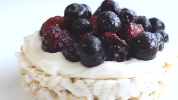米糕加奶油和浆果 — 图库视频影像
