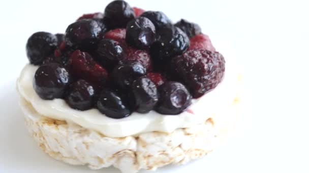 Galleta Arroz Con Crema Bayas — Vídeo de stock