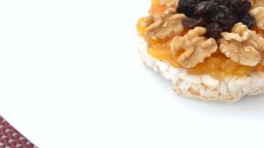 Papaya şekeri, fındık ve kuru üzümlü pirinç bisküvisi.