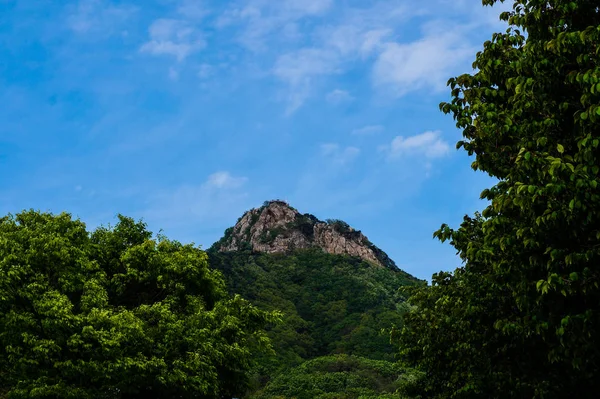 Cielo Azul Montaña Rocosa — Foto de Stock