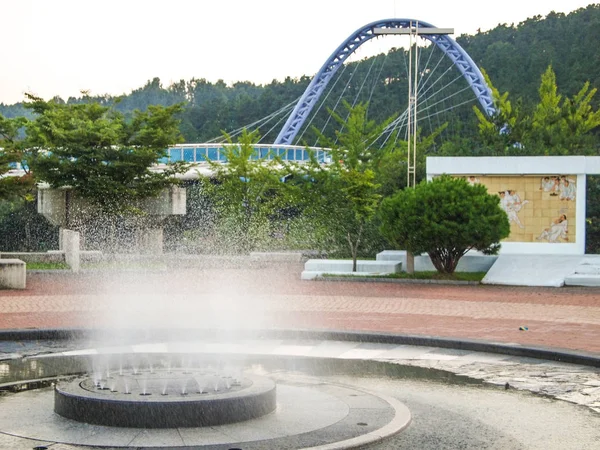 Una Fontana Piedi Parco Ponte — Foto Stock