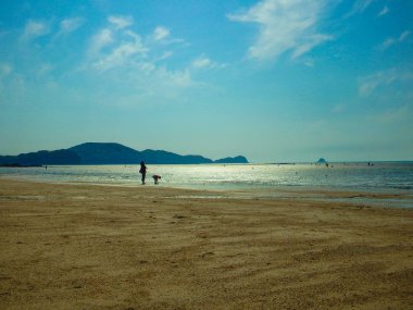 mavi gökyüzü ve sahil manzarası