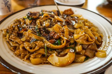 Sebzeli ve otlu Çin usulü kızarmış erişte.