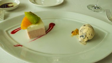 tatlı meyve ve dondurma ile