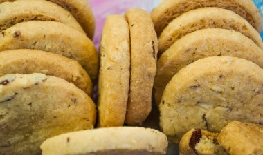 Yıldız şeklinde kurabiyelere yaklaş.