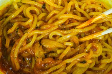 Hazır erişte ve sebze kasesi..