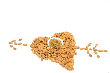 Kuru üzüm ile kalp şeklinde Badem. Beyaz arka planda yalıtılmış.