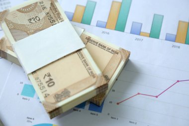 Grafik kağıt üzerinde paketten Yeni Hint Para Rupisi.