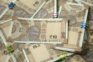 Ekli ataş ataş ile birçok yeni Hint para birimi notu.