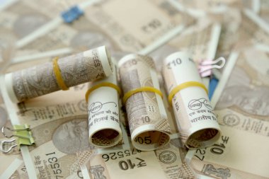 10 Hint rupisi notalarında yeni 10 Hint rupisi Ruloları.