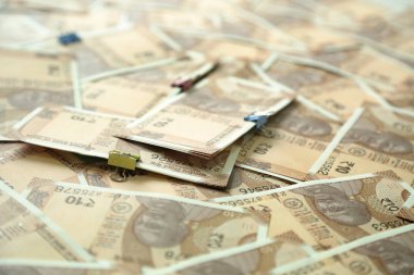 Birçok 10 Hint rupisi yeni 10 Hint rupisi rulo resmi.