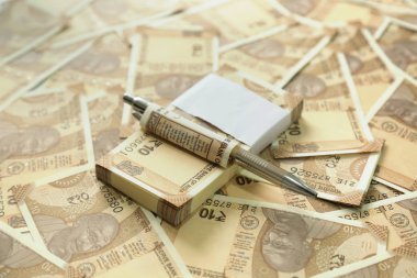 Hint 10 rupi para notları bir cüzdan ve masada.