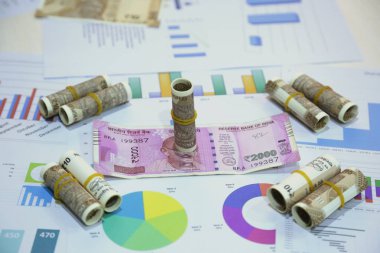 Yeni Hint 10 rupi ve 2000 rupi notaları resmi.