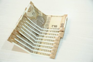 yeni 10 rupi döviz banknotları. Ahşap arka planda izole.