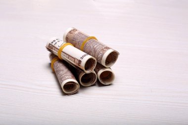 Yeni Hint 10 rupi para notları resmi. İzole Ahşap bir arka plan üzerinde.