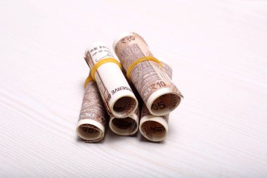 Adam yeni Hint 10 rupi para notları zımba olduğunu.